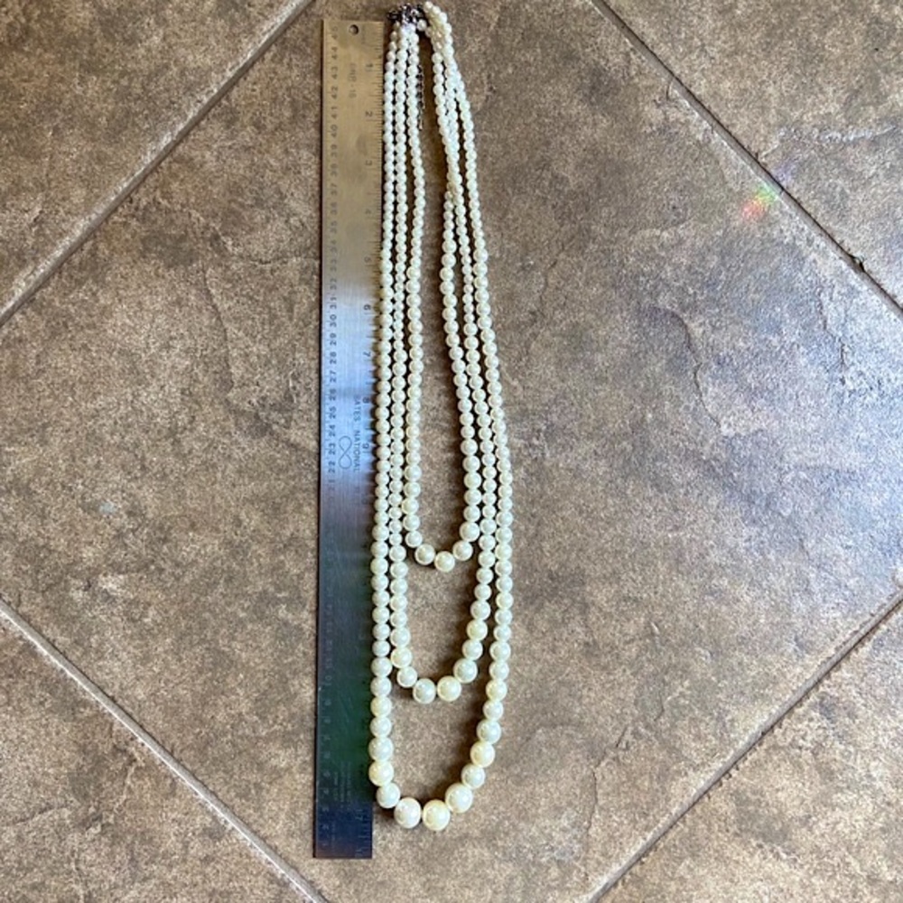 GUC - Pearl Necklace Faux - Triple Strand - Picture 8 of 11